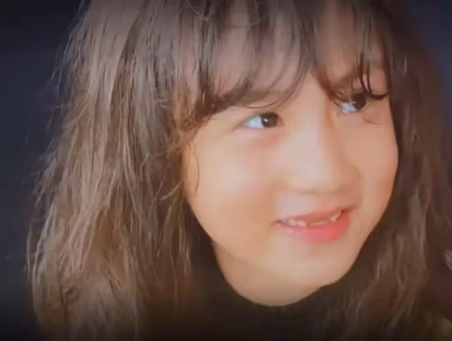 黃磊8歲小女兒近照曝光,胳膊細得像根竹竿,塗紅唇戴耳環太成熟