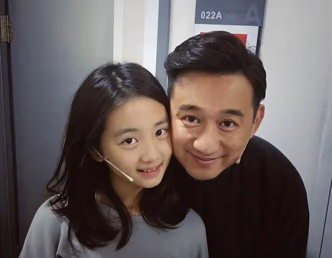 黃磊8歲小女兒近照曝光,胳膊細得像根竹竿,塗紅唇戴耳環太成熟