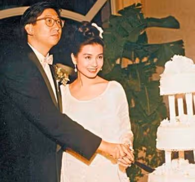 62歲鍾楚紅現身木材廠,打扮樸素似路邊大媽,頭髮泛白美人遲暮