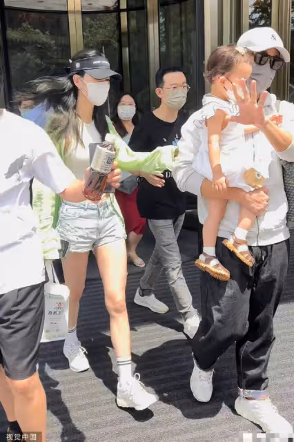 42歲林峯攜嬌妻罕露面,抱女兒健步如飛,與好友吳卓羲再度合體