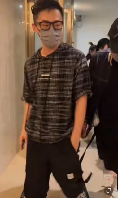42歲林峯攜嬌妻罕露面,抱女兒健步如飛,與好友吳卓羲再度合體