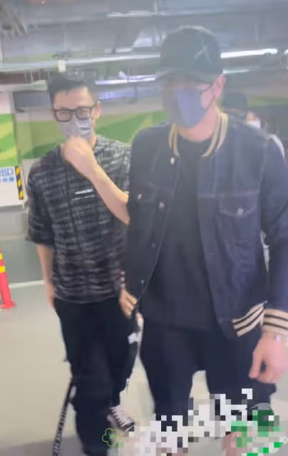 42歲林峯攜嬌妻罕露面,抱女兒健步如飛,與好友吳卓羲再度合體