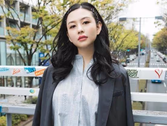 邱淑貞女兒曬近照,露臍上衣秀小蠻腰,超模身材絲毫不輸媽媽,網友:青出於藍