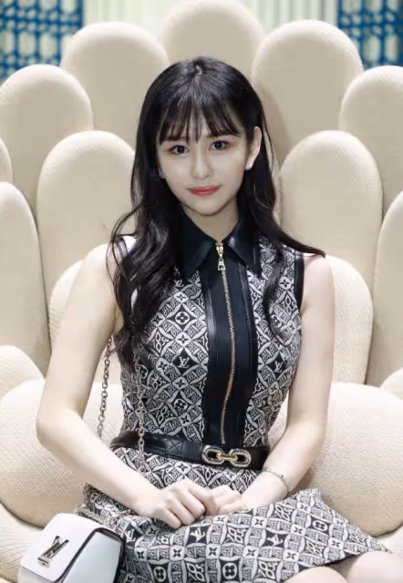 邱淑貞女兒曬近照,露臍上衣秀小蠻腰,超模身材絲毫不輸媽媽,網友:青出於藍