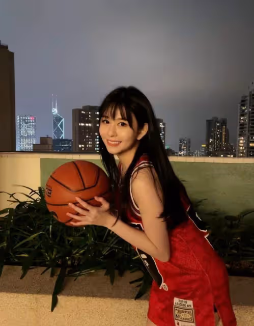 邱淑貞女兒曬近照，露臍上衣秀小蠻腰，超模身材絲毫不輸媽媽，網友：青出於藍