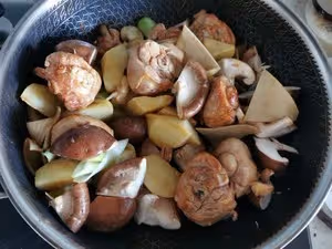 雞腿燉土豆香菇