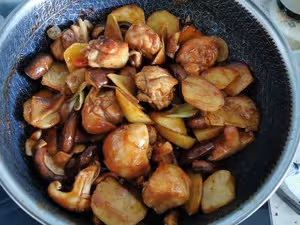 雞腿燉土豆香菇