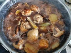 雞腿燉土豆香菇