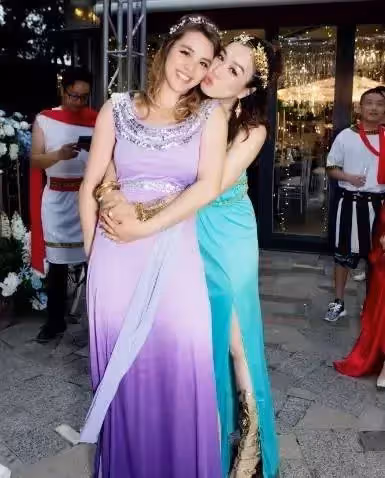與女兒同框!50歲鐘麗緹真不服老「穿緊身裙」風韻猶存:比22歲女兒身材還要棒