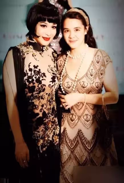與女兒同框!50歲鐘麗緹真不服老「穿緊身裙」風韻猶存:比22歲女兒身材還要棒