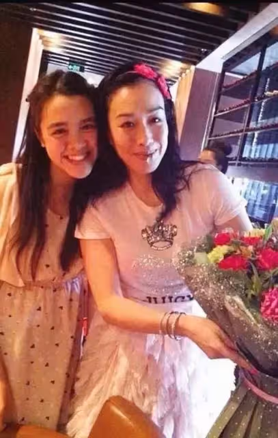 與女兒同框!50歲鐘麗緹真不服老「穿緊身裙」風韻猶存:比22歲女兒身材還要棒