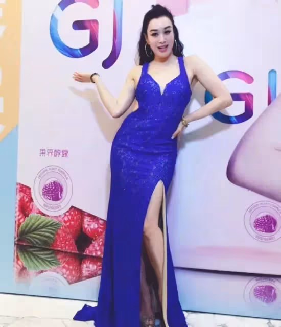 與女兒同框!50歲鐘麗緹真不服老「穿緊身裙」風韻猶存:比22歲女兒身材還要棒