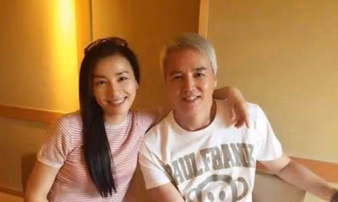 張庭夫婦奢靡生活曝光!房子多到找不到屋門,浴缸如泳池「注滿水要2小時」,網友:完全就是貴族