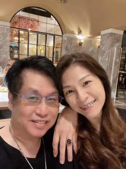 鄭智化罕秀恩愛!戴寶石戒指自稱土豪,小7歲妻子美貌不輸明星