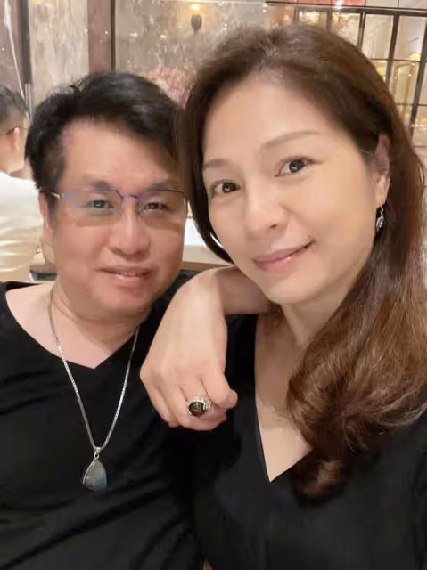 鄭智化罕秀恩愛!戴寶石戒指自稱土豪,小7歲妻子美貌不輸明星
