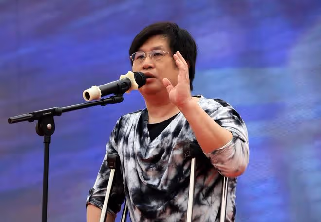 鄭智化罕秀恩愛!戴寶石戒指自稱土豪,小7歲妻子美貌不輸明星