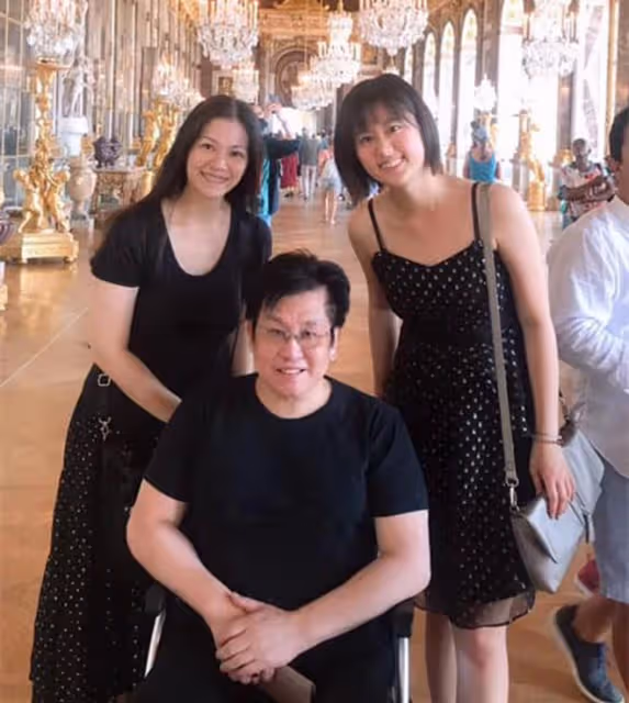 鄭智化罕秀恩愛!戴寶石戒指自稱土豪,小7歲妻子美貌不輸明星