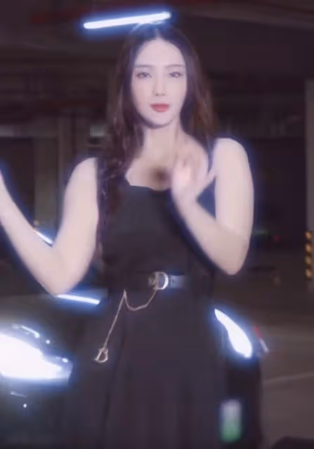 32歲王李丹妮停車場熱舞!穿開叉裙大秀長腿,輕撩頭髮女人味足