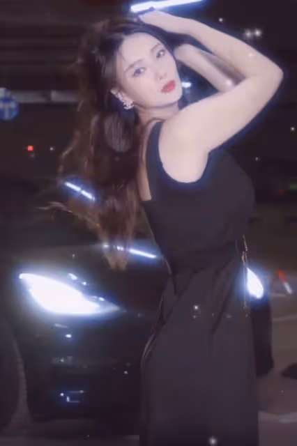 32歲王李丹妮停車場熱舞!穿開叉裙大秀長腿,輕撩頭髮女人味足
