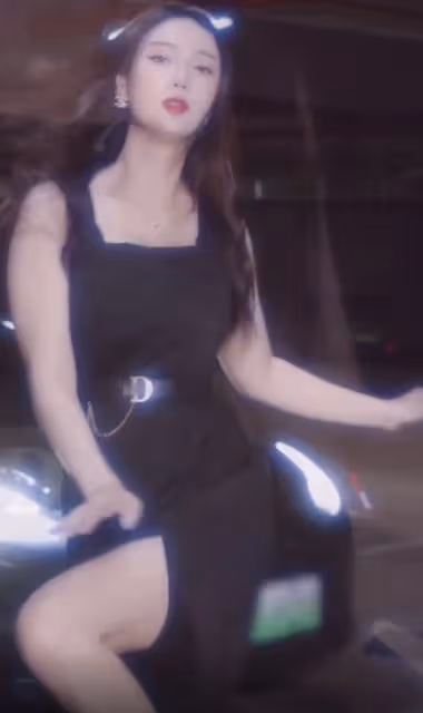 32歲王李丹妮停車場熱舞!穿開叉裙大秀長腿,輕撩頭髮女人味足