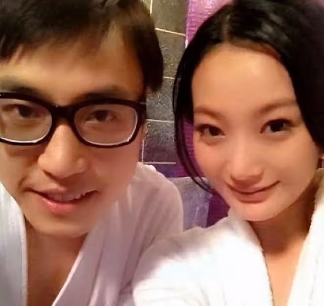 32歲王李丹妮停車場熱舞!穿開叉裙大秀長腿,輕撩頭髮女人味足
