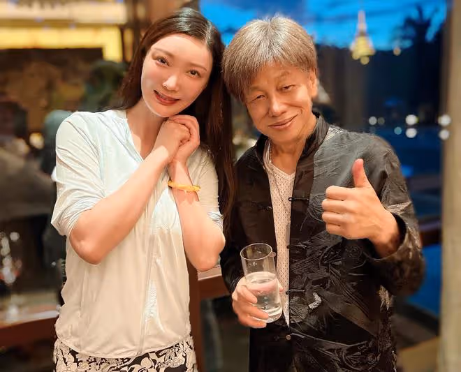 32歲王李丹妮停車場熱舞!穿開叉裙大秀長腿,輕撩頭髮女人味足