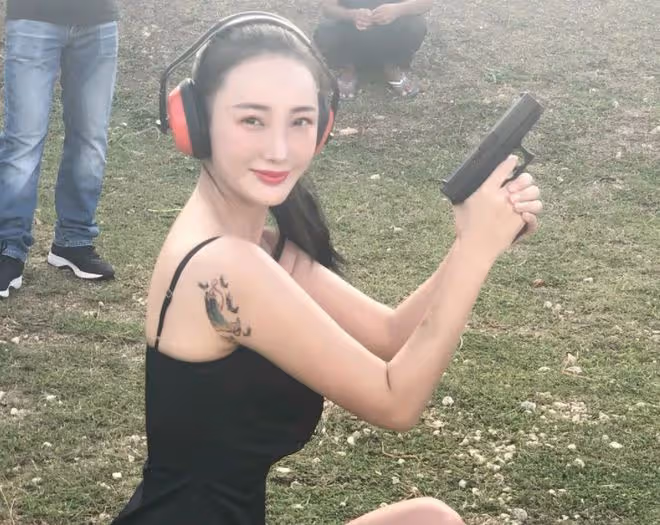 32歲王李丹妮停車場熱舞!穿開叉裙大秀長腿,輕撩頭髮女人味足