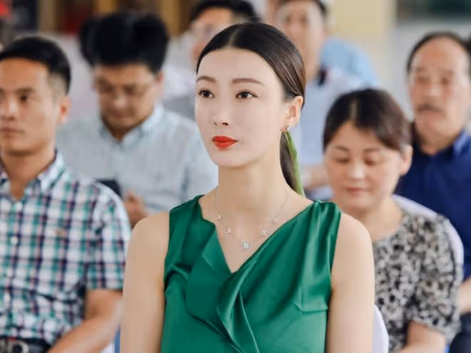 32歲王李丹妮停車場熱舞！穿開叉裙大秀長腿，輕撩頭髮女人味足