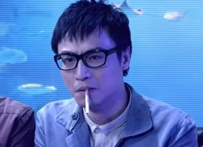 32歲王李丹妮停車場熱舞！穿開叉裙大秀長腿，輕撩頭髮女人味足