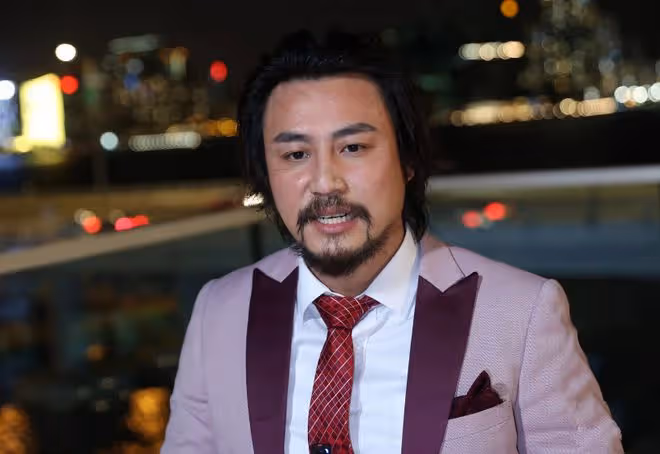 32歲王李丹妮停車場熱舞！穿開叉裙大秀長腿，輕撩頭髮女人味足