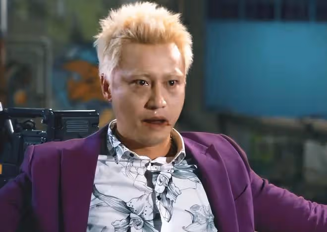 32歲王李丹妮停車場熱舞！穿開叉裙大秀長腿，輕撩頭髮女人味足