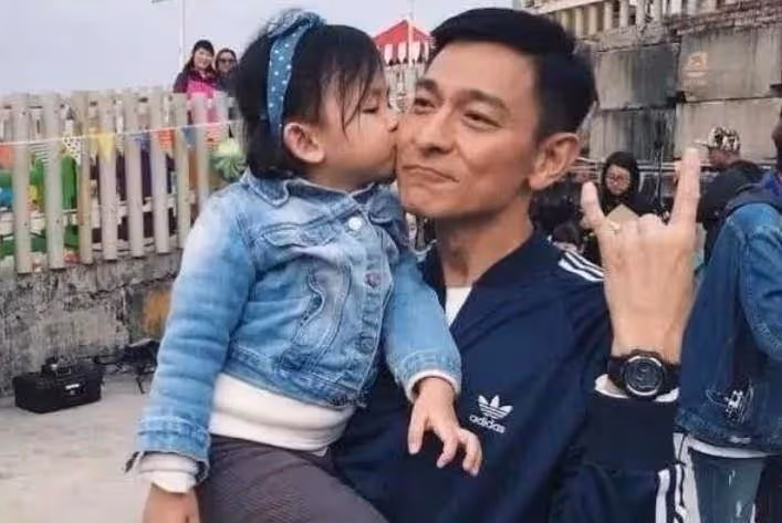 上億零花錢，飛機出行，保鏢護衛！劉德華8歲女兒生活宛若公主，卻直言：女兒就該這麼養