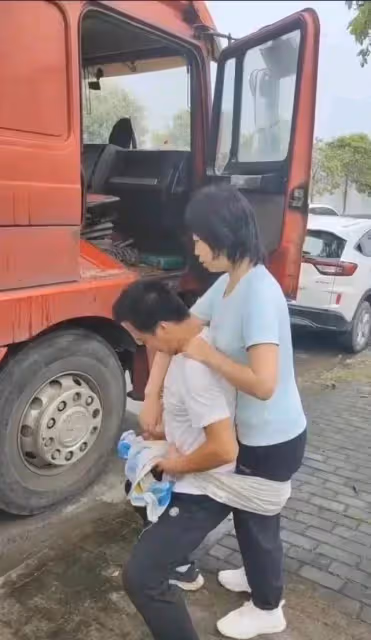 硬漢40歲貨車司機,帶著腦出血老婆一起跑車,他有一個夢想,網友聽後紅了眼:得夫如此,婦復何求