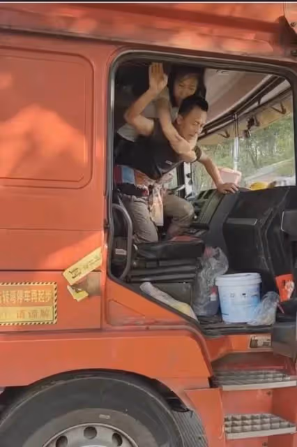 硬漢40歲貨車司機,帶著腦出血老婆一起跑車,他有一個夢想,網友聽後紅了眼:得夫如此,婦復何求