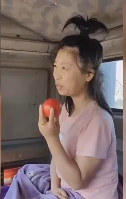 硬漢40歲貨車司機,帶著腦出血老婆一起跑車,他有一個夢想,網友聽後紅了眼:得夫如此,婦復何求