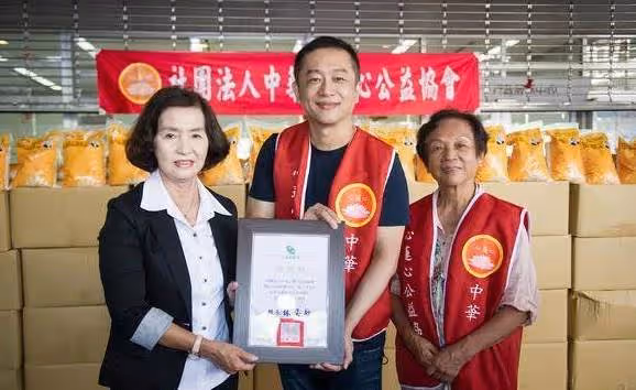 陳昭榮因「救助沒錢葬孫阿嬤」行善數十載,低調不為人知,繼承父命「5年捐6000棺」謙虛稱:我是拋磚引玉