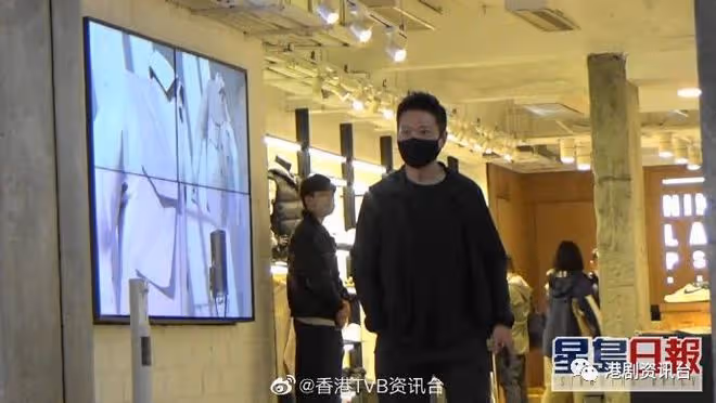 錢嘉樂單手插袋行街好有型!不用北上賺錢香港依舊多工作