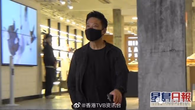 錢嘉樂單手插袋行街好有型!不用北上賺錢香港依舊多工作