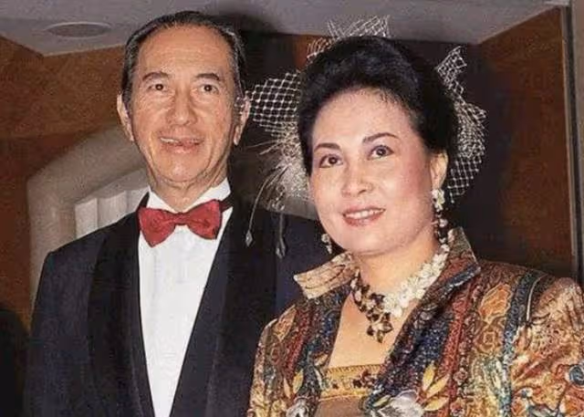 賭王千金何超儀模樣大變!化濃煙燻妝穿內衣走秀,身材發福認不出