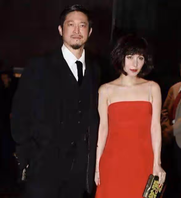 賭王千金何超儀模樣大變!化濃煙燻妝穿內衣走秀,身材發福認不出