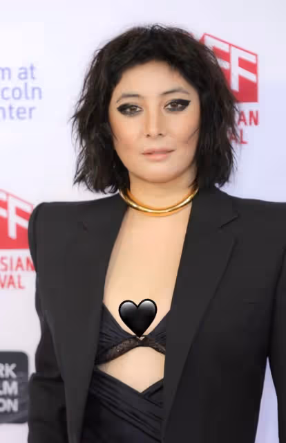 賭王千金何超儀模樣大變!化濃煙燻妝穿內衣走秀,身材發福認不出