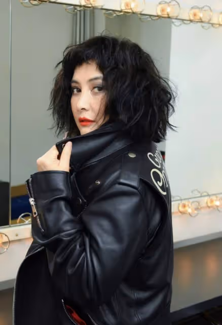 賭王千金何超儀模樣大變!化濃煙燻妝穿內衣走秀,身材發福認不出