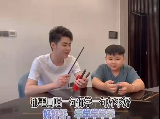 郭德綱7歲小兒子近況罕曝光,跟張雲雷學唱大鼓,擠眉弄眼太敷衍