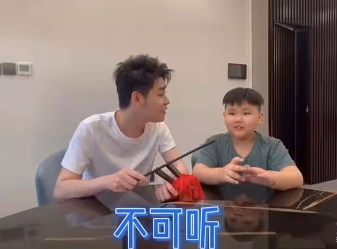 郭德綱7歲小兒子近況罕曝光,跟張雲雷學唱大鼓,擠眉弄眼太敷衍