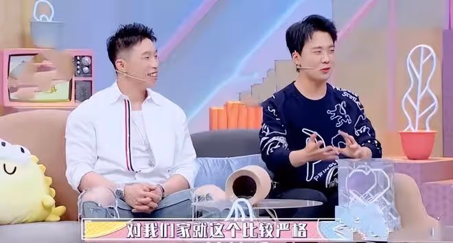 郭德綱7歲小兒子近況罕曝光,跟張雲雷學唱大鼓,擠眉弄眼太敷衍
