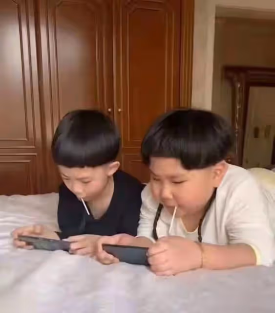 郭德綱7歲小兒子近況罕曝光,跟張雲雷學唱大鼓,擠眉弄眼太敷衍