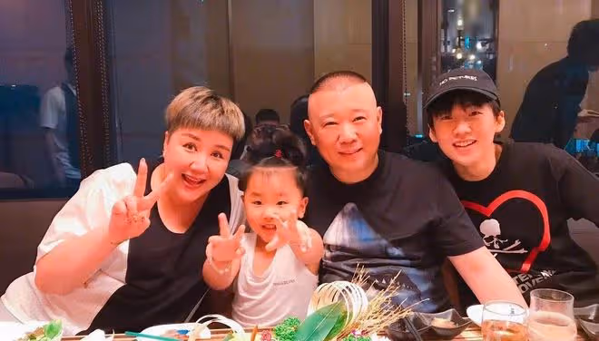 郭德綱7歲小兒子近況罕曝光,跟張雲雷學唱大鼓,擠眉弄眼太敷衍