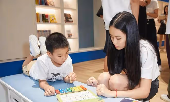 佟大為妻子帶三娃逛書店,大女兒比媽媽高半頭,被網友贊像王祖賢