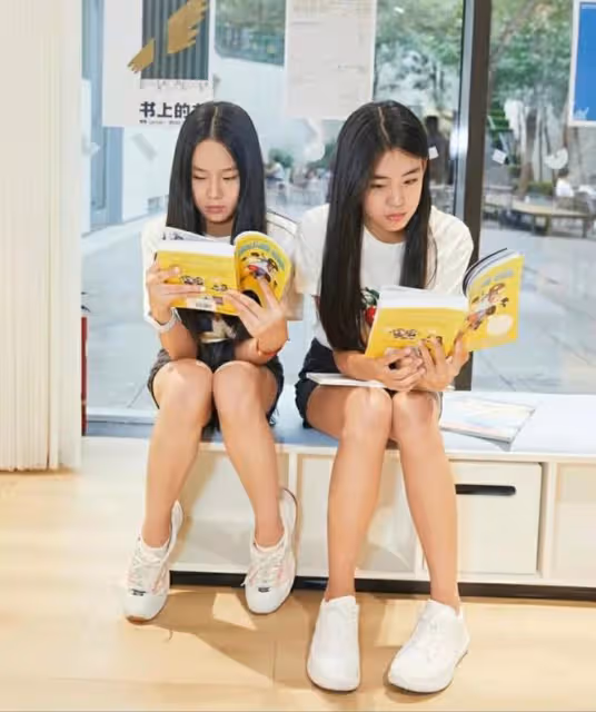 佟大為妻子帶三娃逛書店,大女兒比媽媽高半頭,被網友贊像王祖賢