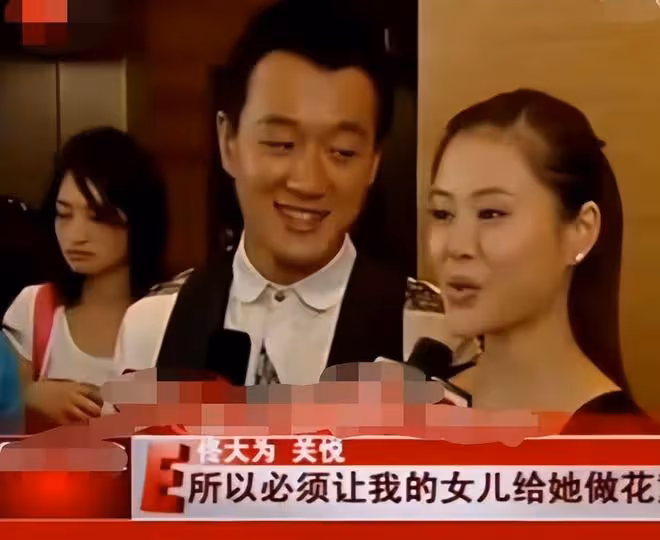 佟大為妻子帶三娃逛書店，大女兒比媽媽高半頭，被網友贊像王祖賢